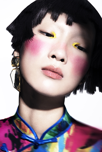Photo de beauté en studio style édito makeup créatif sur mannequin asiatique