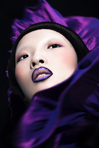 Photo de beauté en studio style édito makeup créatif sur mannequin asiatique