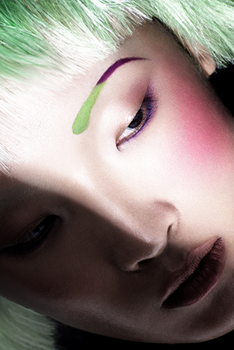 Photo de beauté en studio style édito makeup créatif sur mannequin asiatique