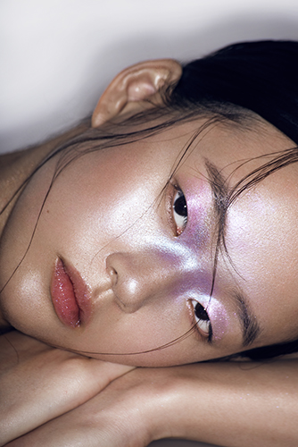 Photo de beauté en studio makeup créatif sur mannequin asiatique