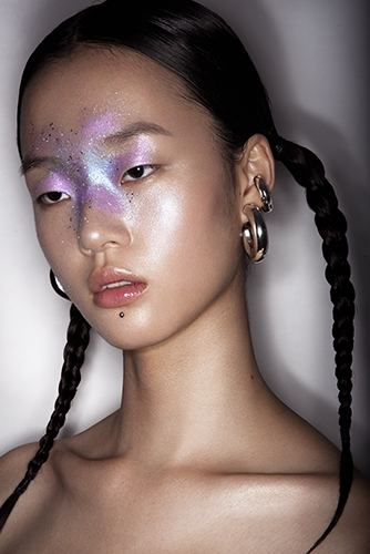 Photo de beauté en studio makeup créatif sur mannequin asiatique