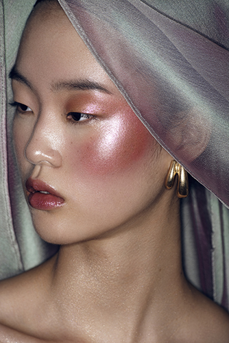 Photo de beauté en studio makeup créatif sur mannequin asiatique