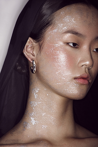 Photo de beauté en studio makeup créatif sur mannequin asiatique
