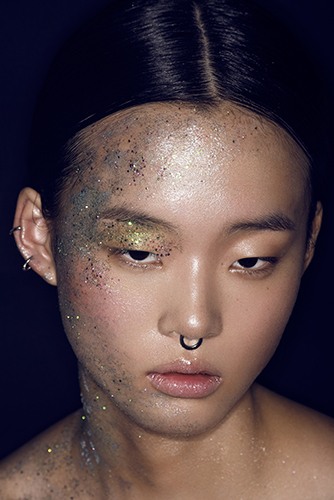 Photo de beauté en studio makeup créatif sur mannequin asiatique